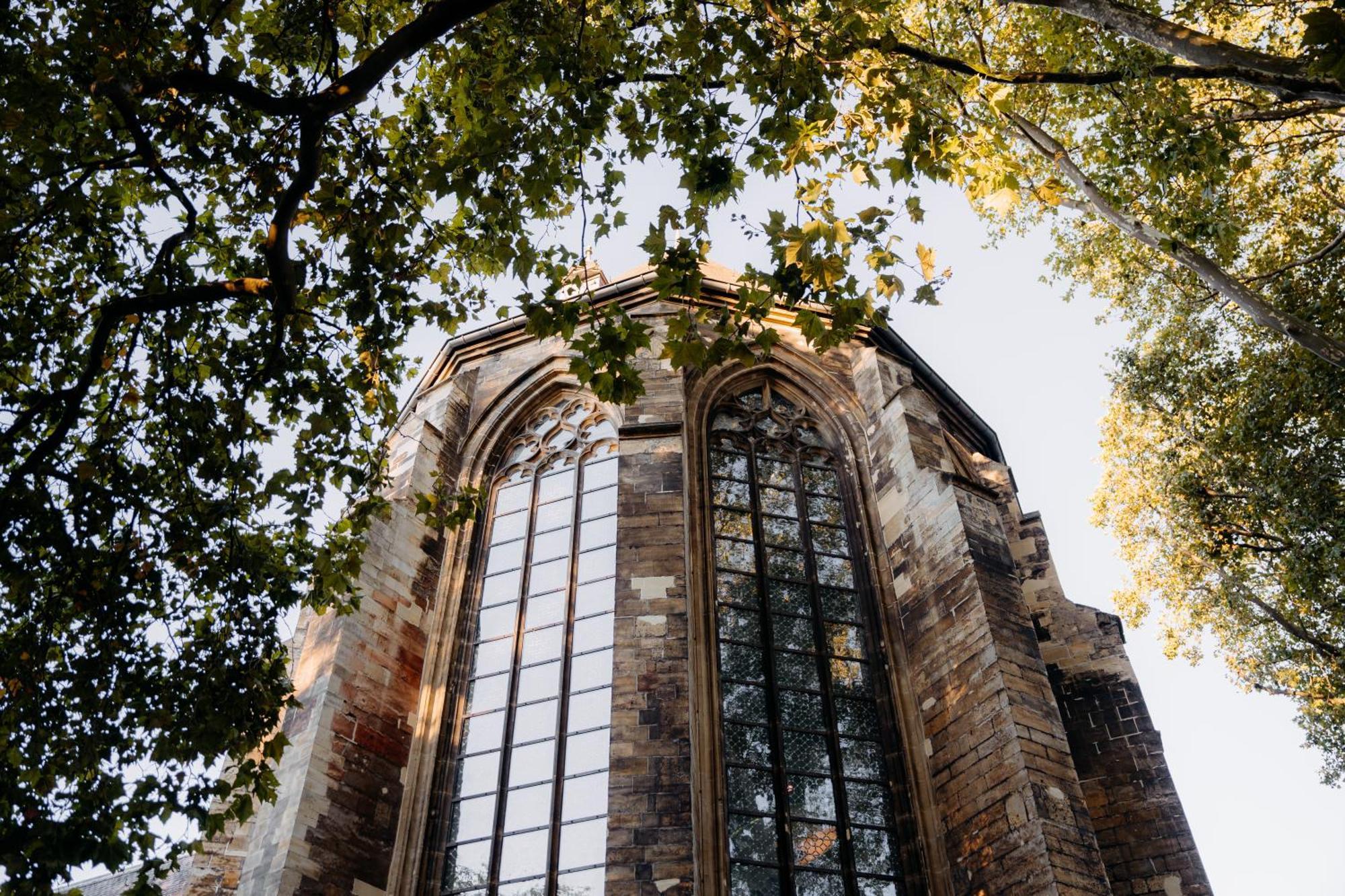 فندق كرايشرهوتل ماستريخت ماسترخت المظهر الخارجي الصورة The east window of St Mary's Church
