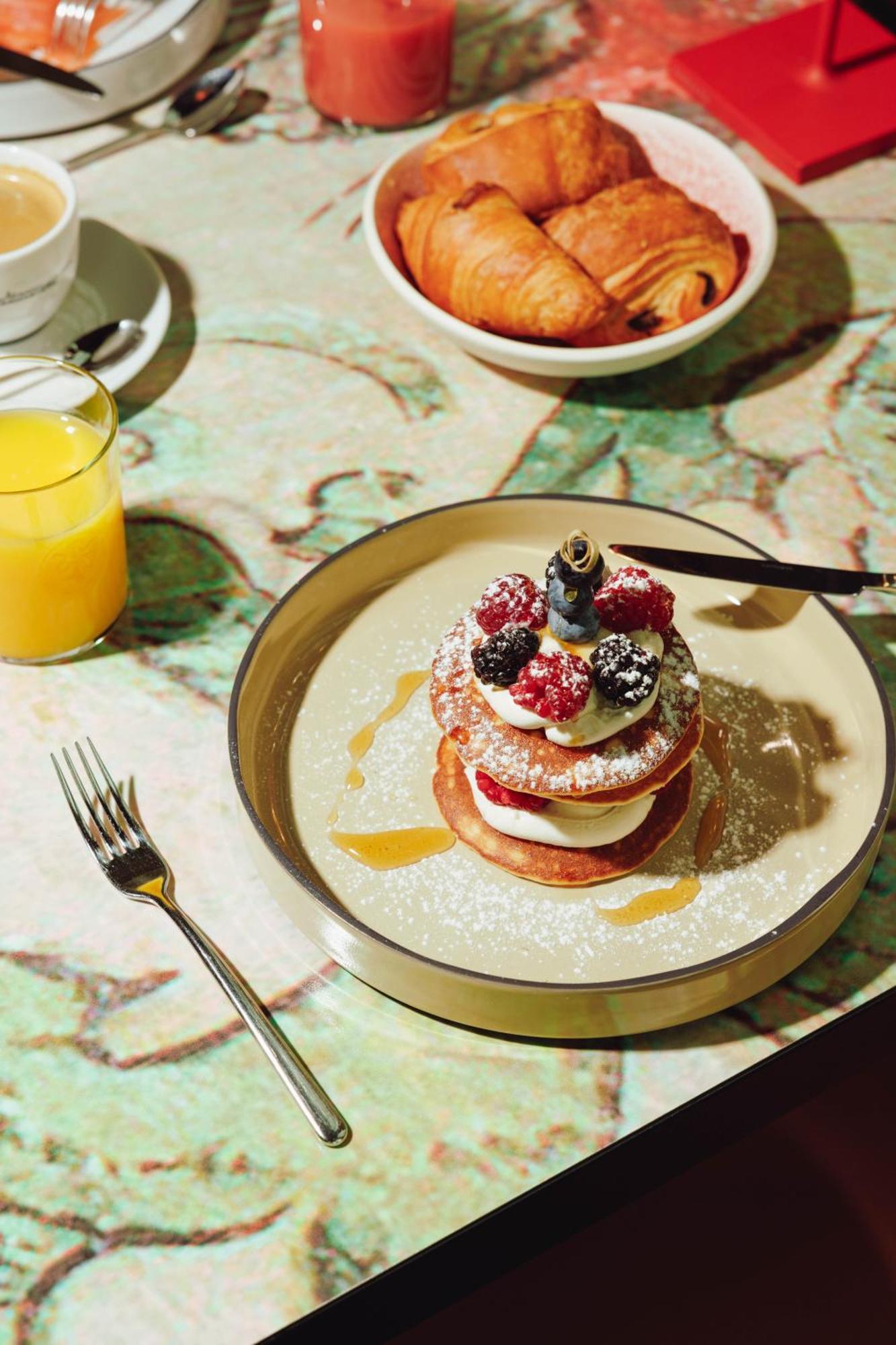فندق كرايشرهوتل ماستريخت ماسترخت المظهر الخارجي الصورة A stack of pancakes with fruit and cream