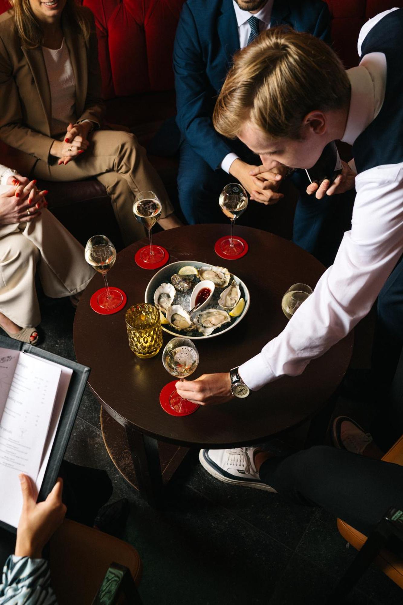 فندق كرايشرهوتل ماستريخت ماسترخت المظهر الخارجي الصورة Oysters at the Oyster Bar