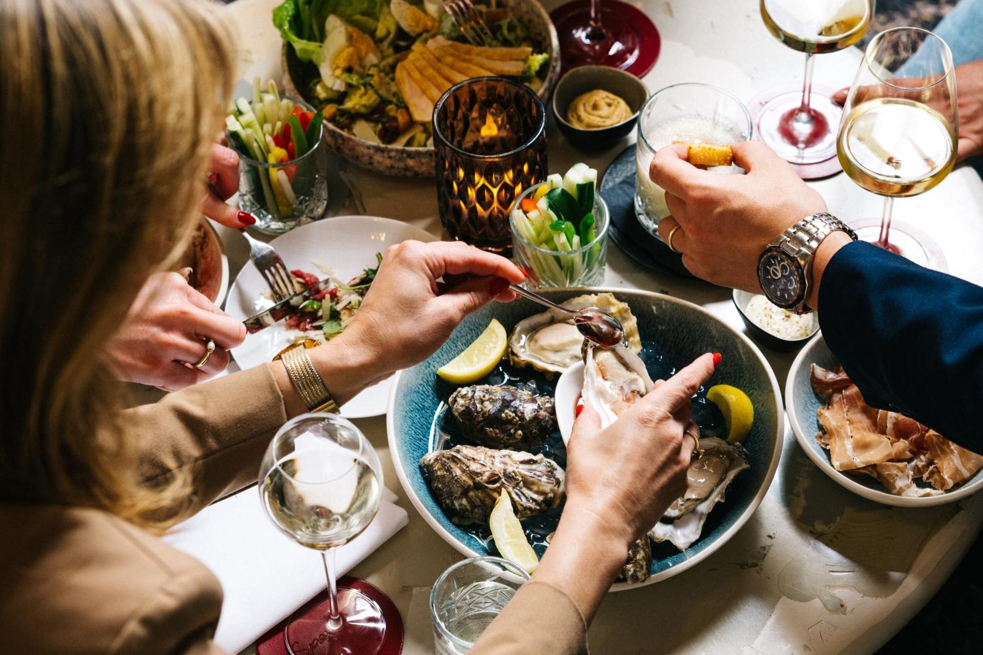 فندق كرايشرهوتل ماستريخت ماسترخت المظهر الخارجي الصورة Oysters being eaten