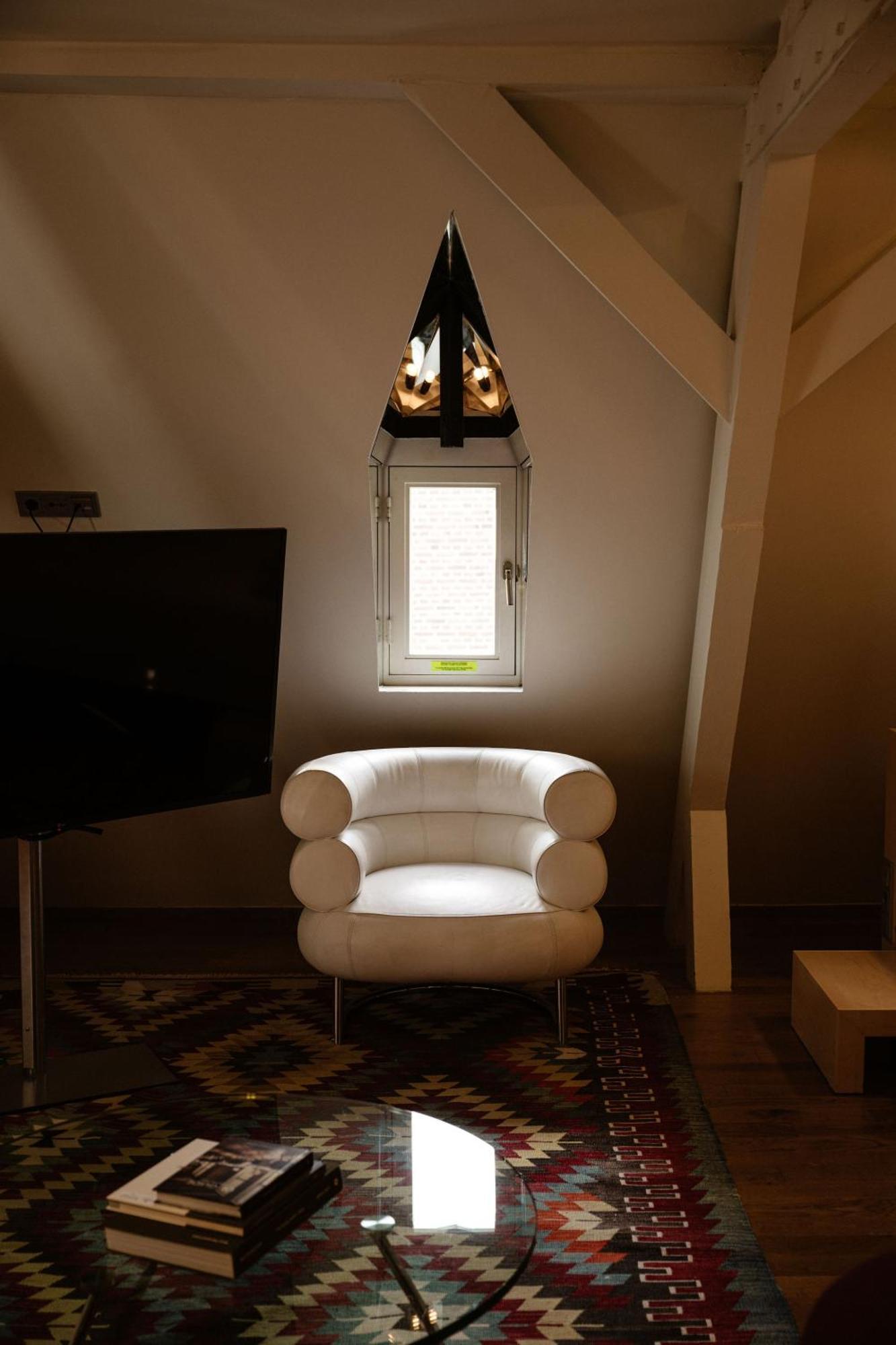 فندق كرايشرهوتل ماستريخت ماسترخت المظهر الخارجي الصورة A chair with LED lighting